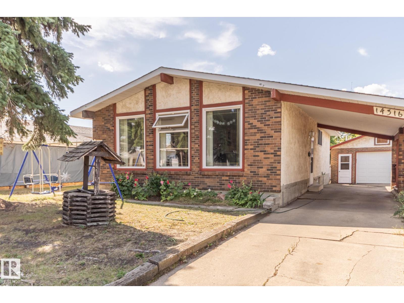 Photo 3 of 14316 116 St Nw, Edmonton AB