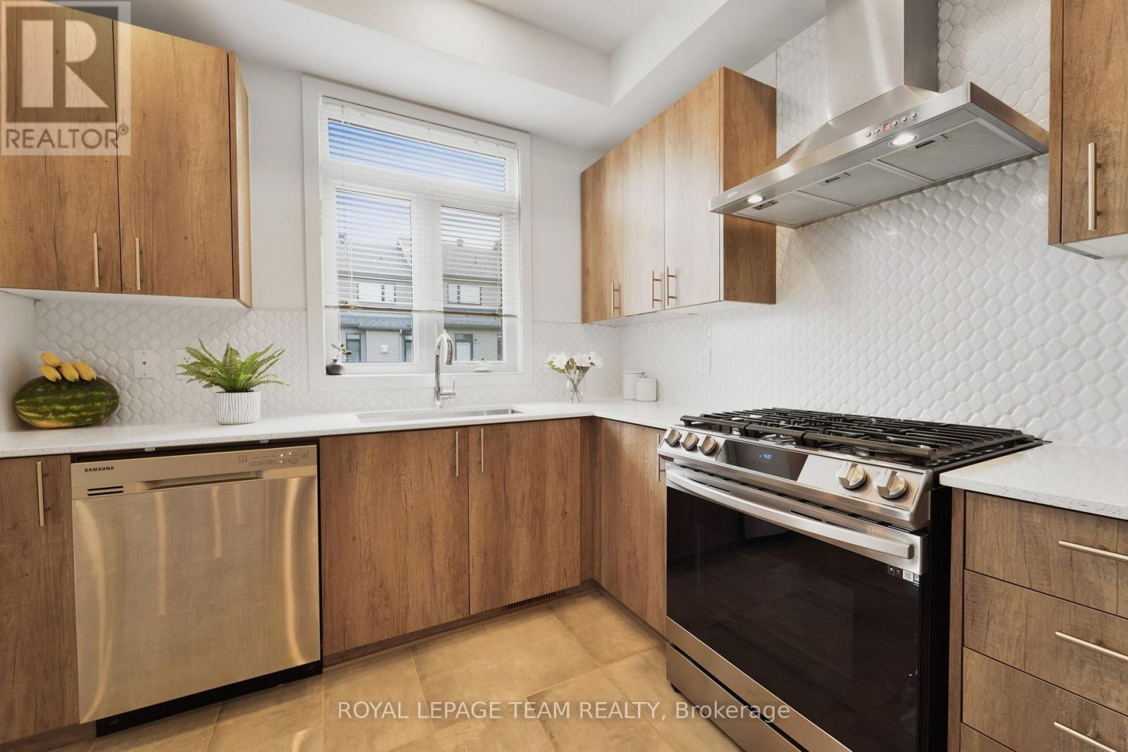 Photo 10 of 91 Heirloom Street, Ottawa ON