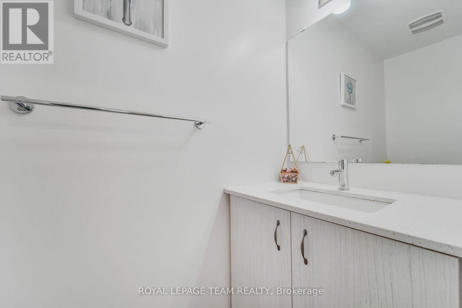Photo 5 of 91 Heirloom Street, Ottawa ON