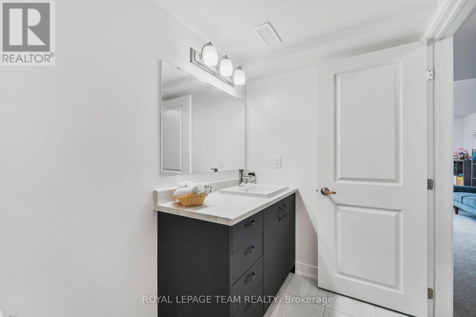 Photo 42 of 91 Heirloom Street, Ottawa ON