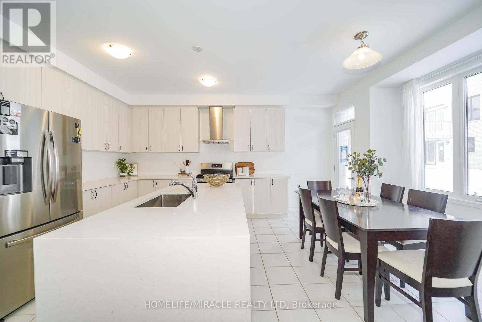 Photo 3 of 2823 Foxden Square, Pickering ON