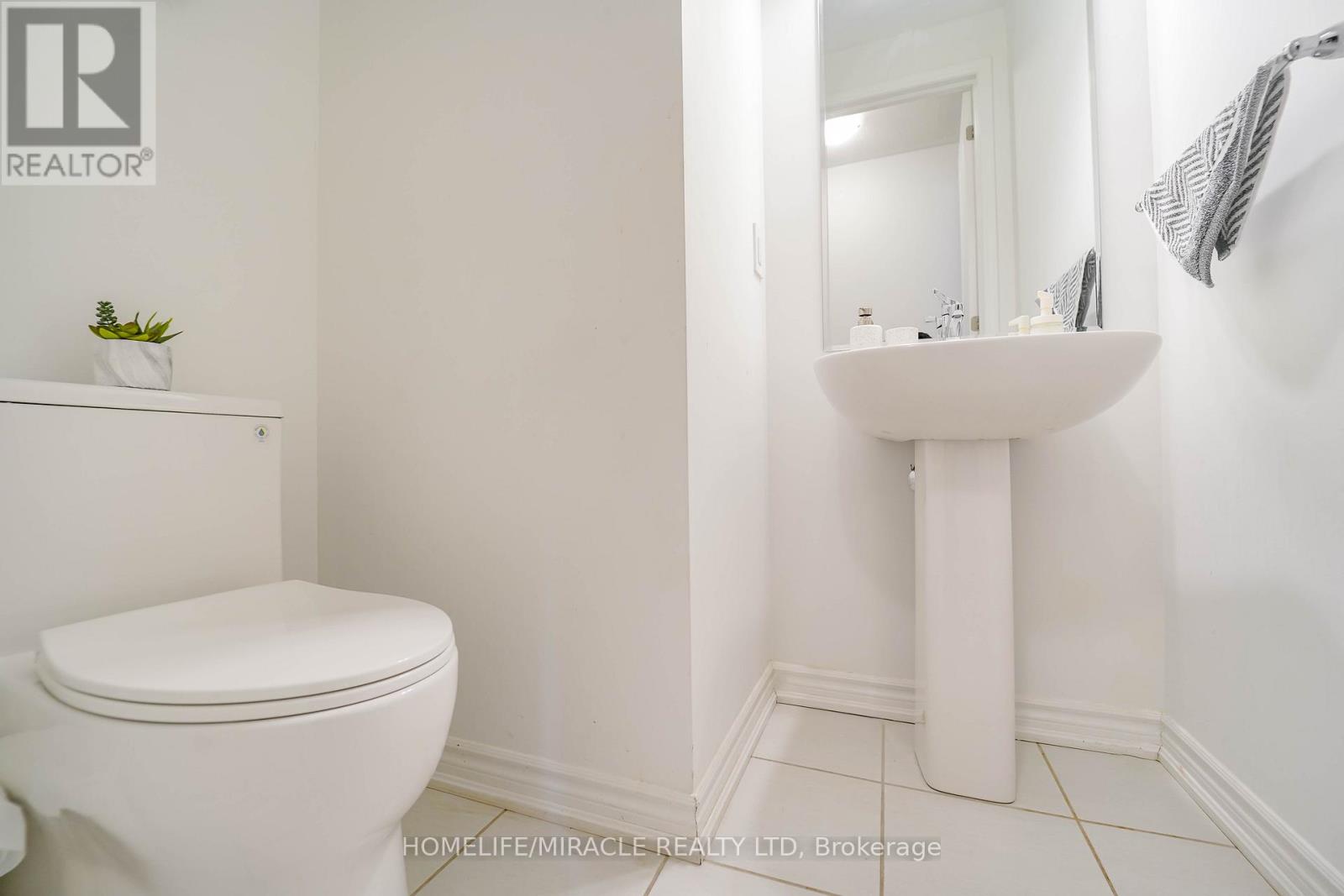 Photo 9 of 2823 Foxden Square, Pickering ON