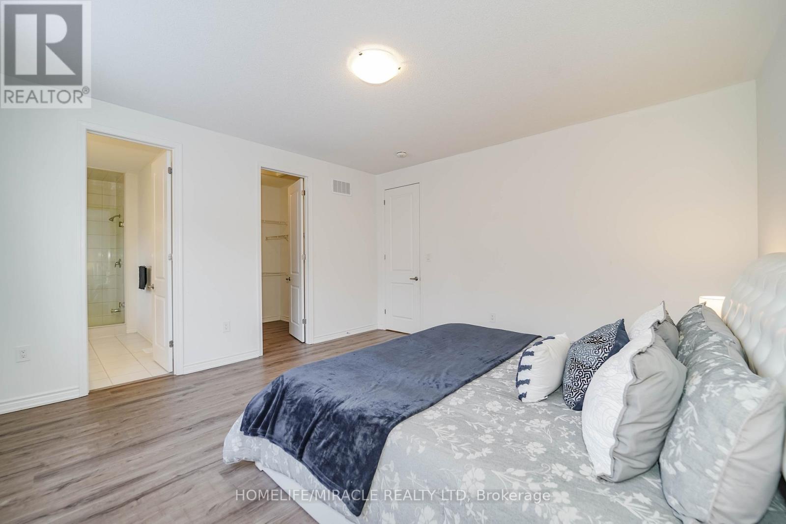 Photo 13 of 2823 Foxden Square, Pickering ON