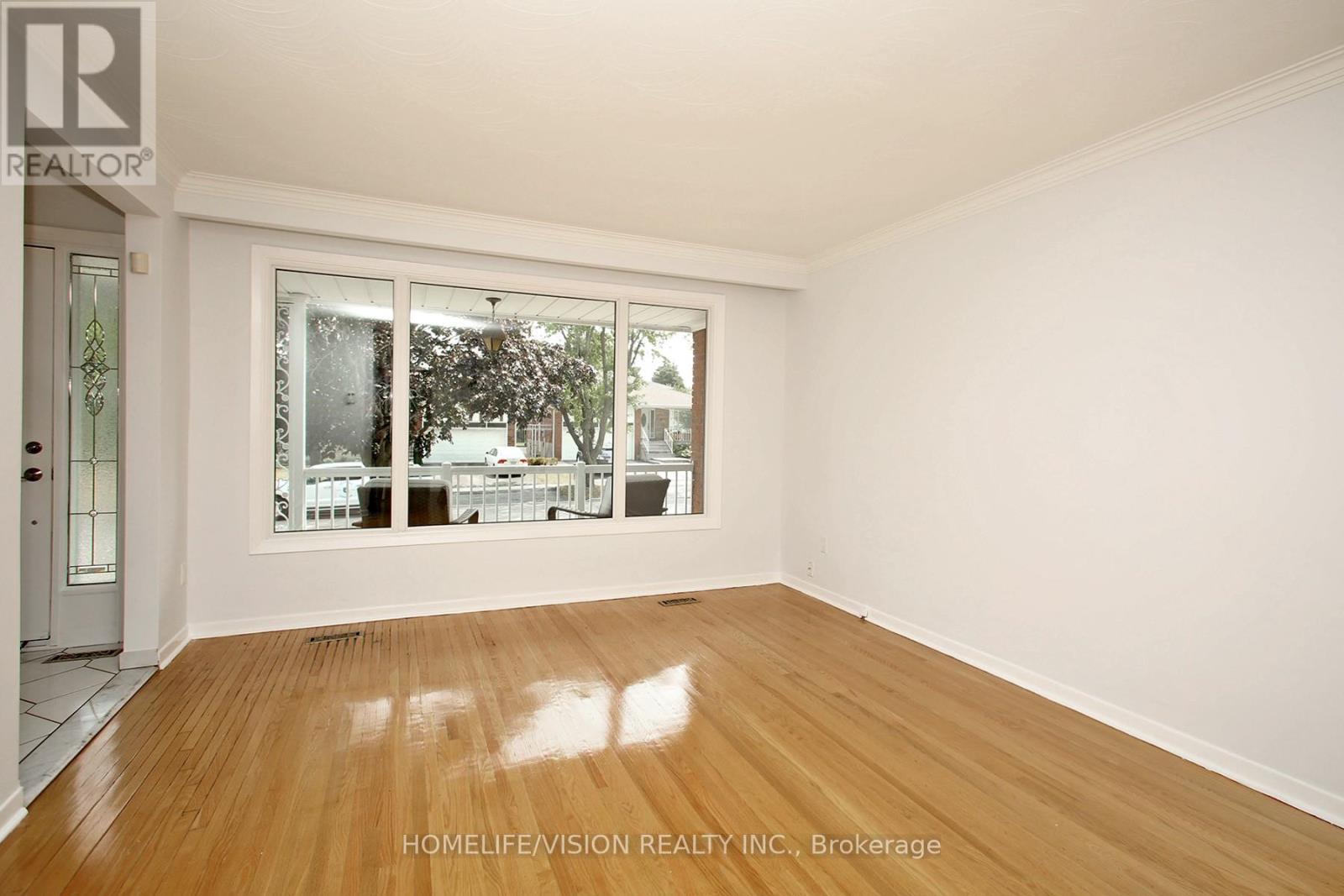 Photo 1 of 64 Orangewood Crescent, Toronto ON