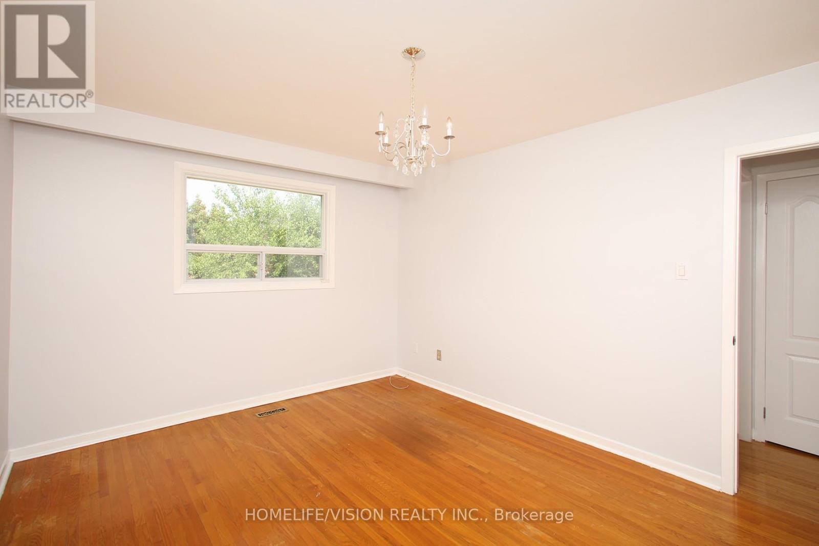 Photo 17 of 64 Orangewood Crescent, Toronto ON