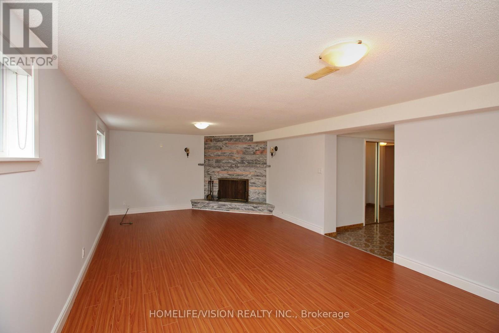 Photo 25 of 64 Orangewood Crescent, Toronto ON