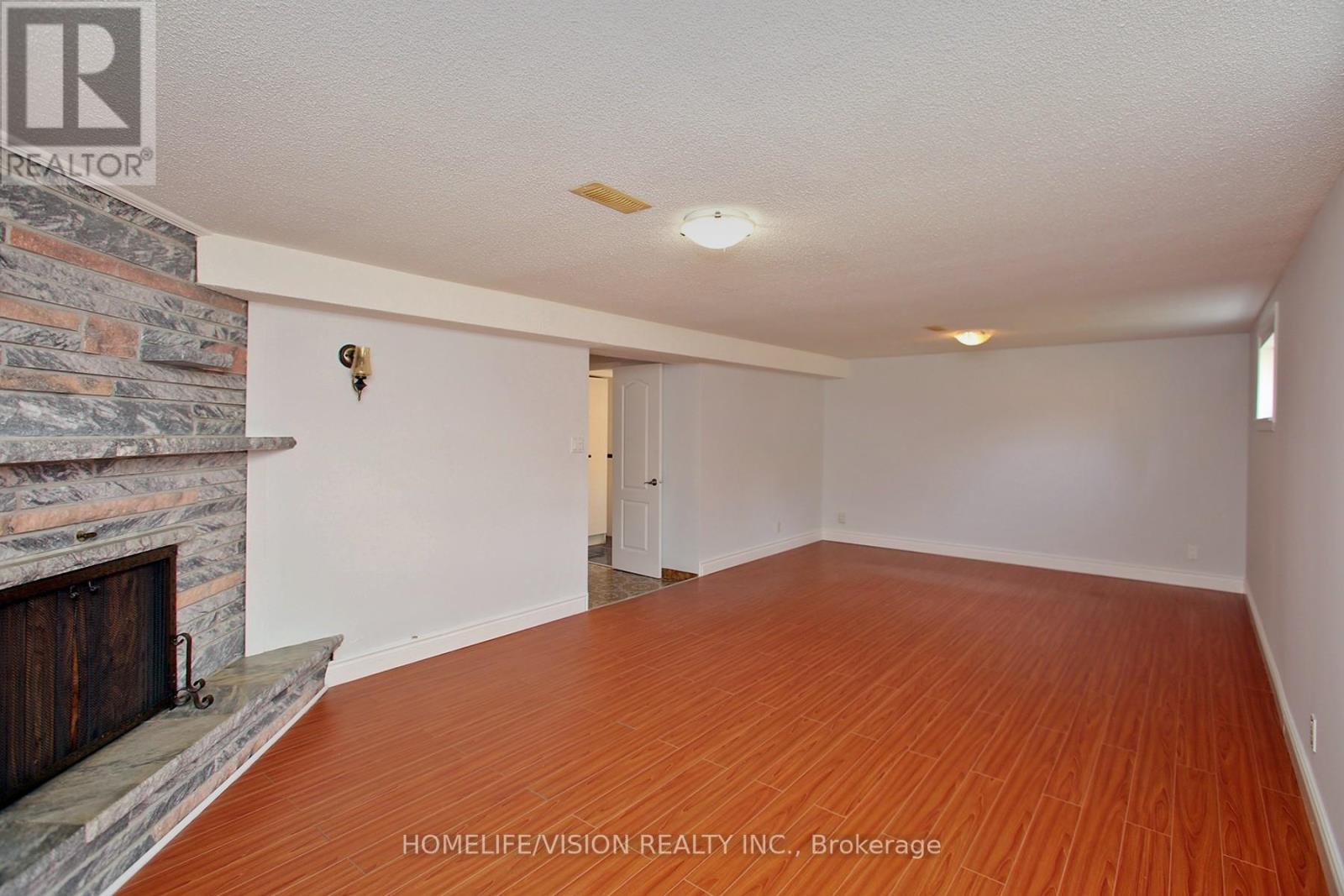 Photo 4 of 64 Orangewood Crescent, Toronto ON