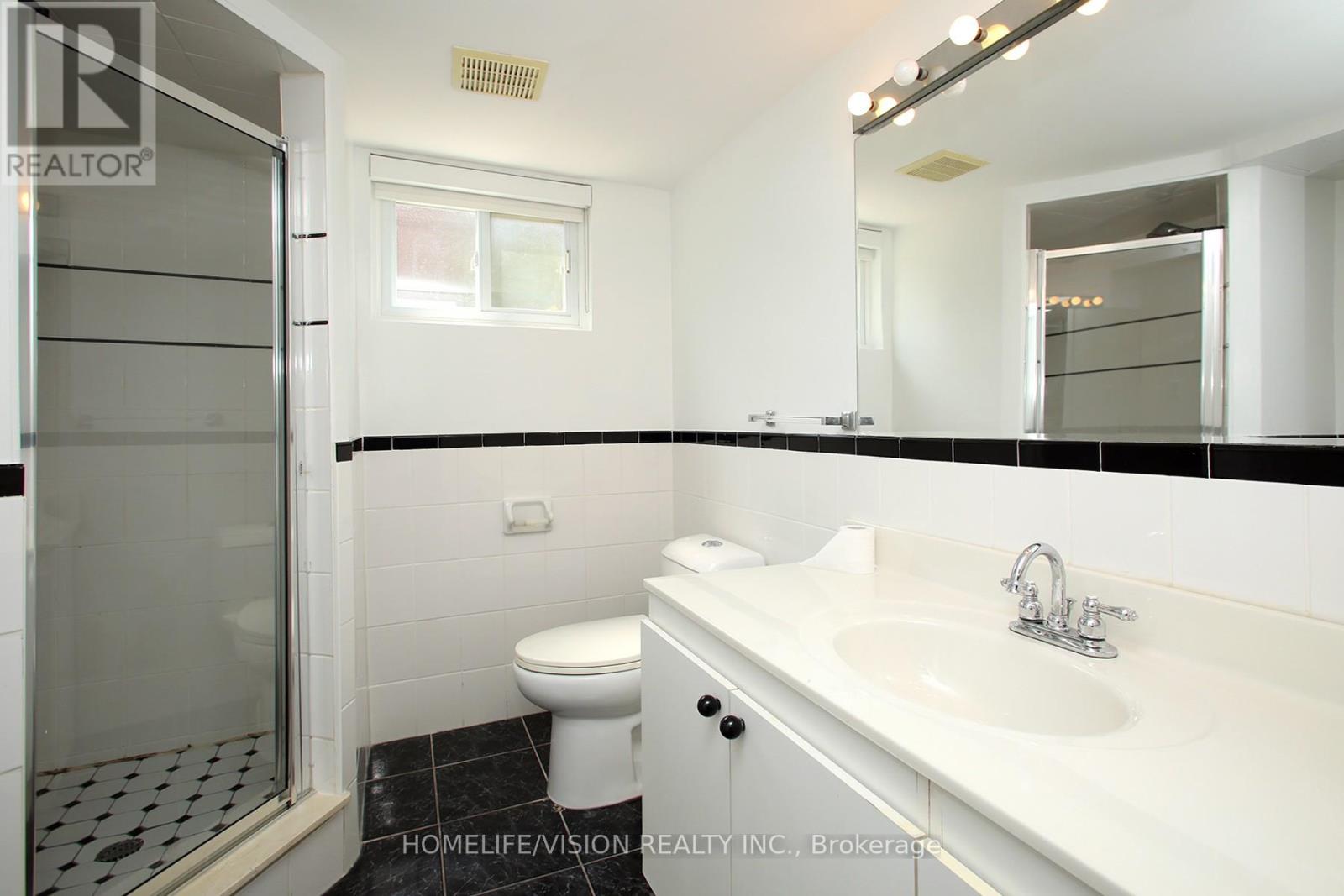Photo 26 of 64 Orangewood Crescent, Toronto ON
