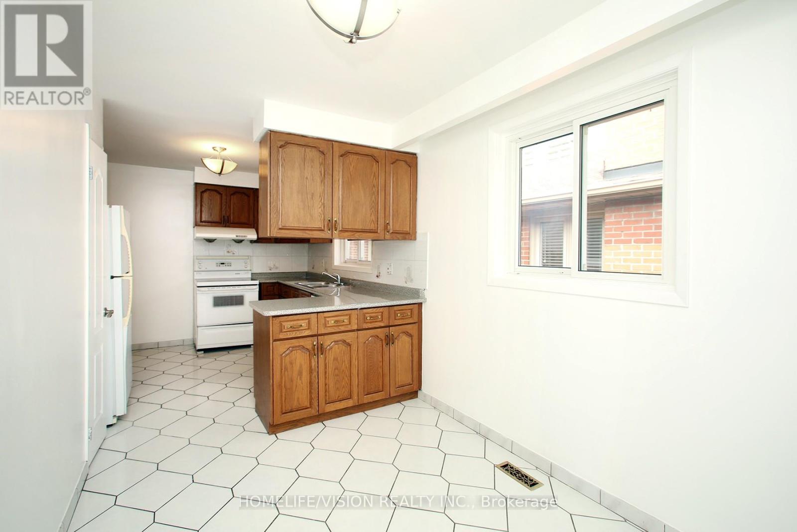 Photo 7 of 64 Orangewood Crescent, Toronto ON