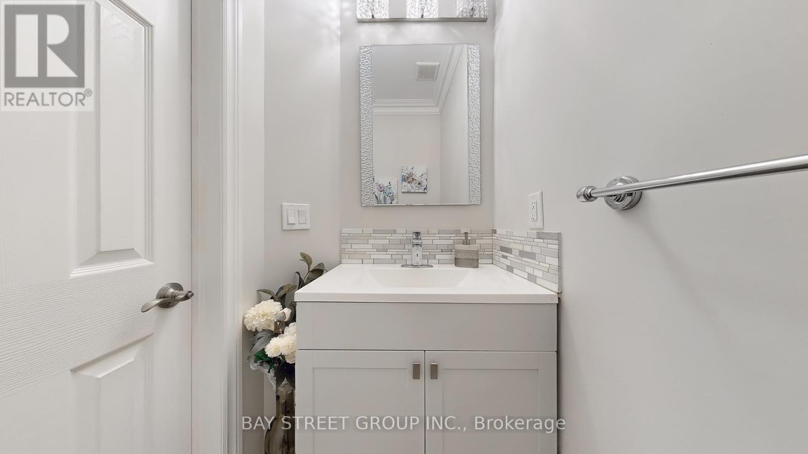 Photo 16 of 57 Whitburn Crescent, Vaughan ON