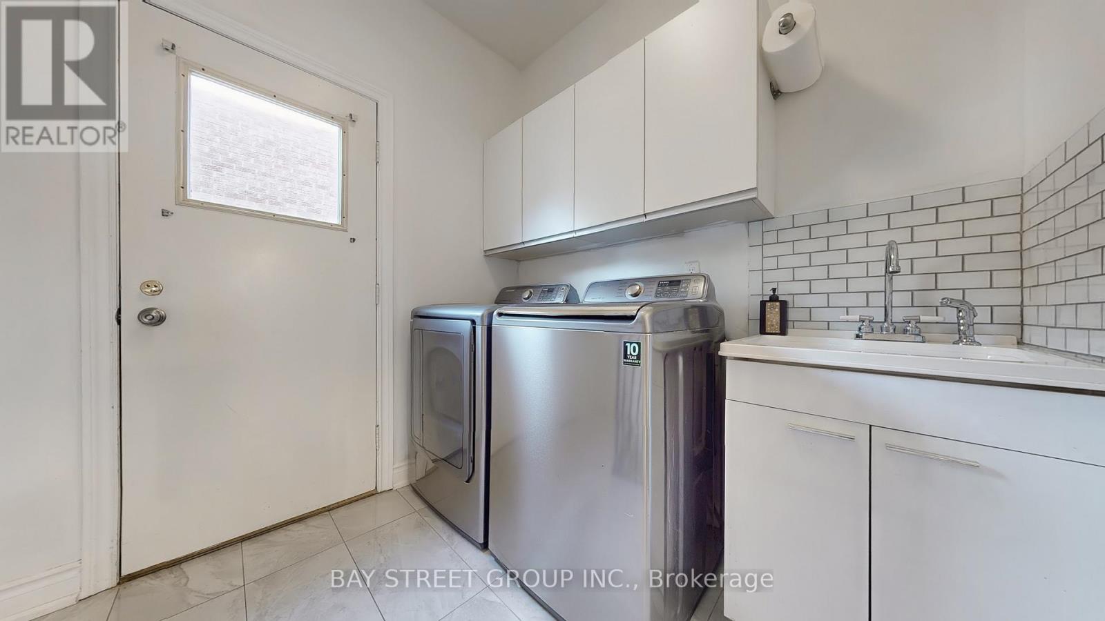 Photo 17 of 57 Whitburn Crescent, Vaughan ON