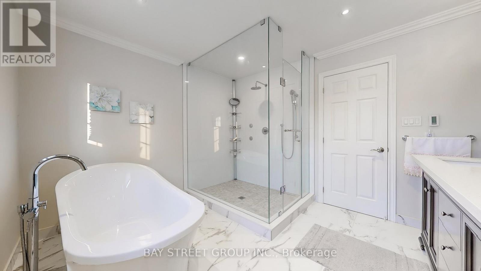 Photo 24 of 57 Whitburn Crescent, Vaughan ON