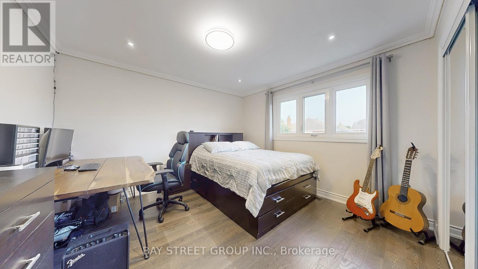 Photo 25 of 57 Whitburn Crescent, Vaughan ON