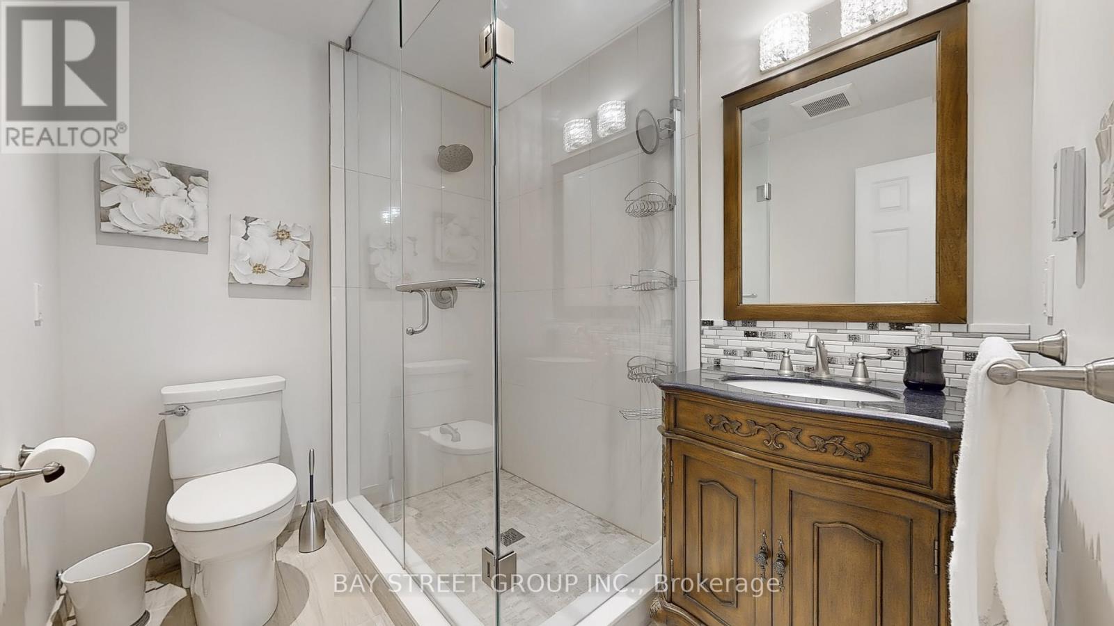 Photo 29 of 57 Whitburn Crescent, Vaughan ON