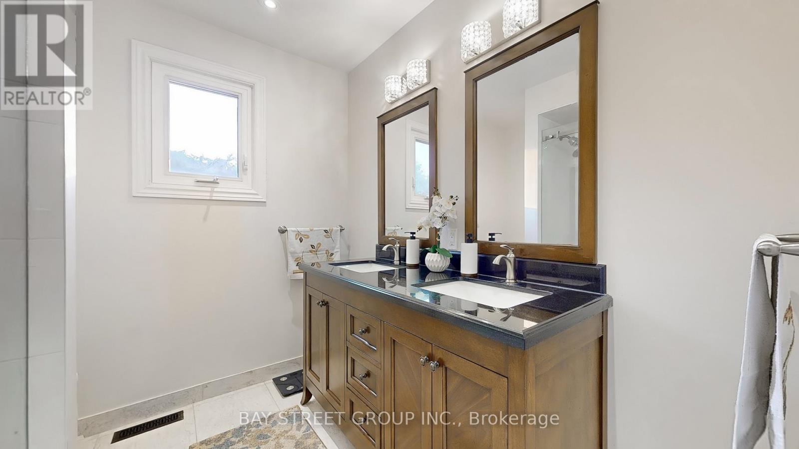 Photo 30 of 57 Whitburn Crescent, Vaughan ON