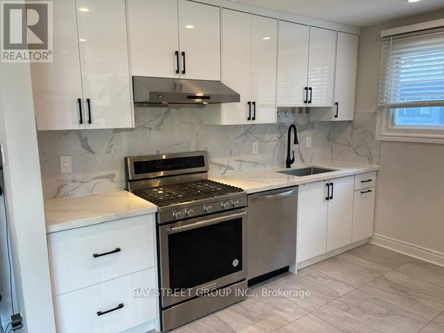 Photo 3 of 249 Ashlar Road, Richmond Hill ON