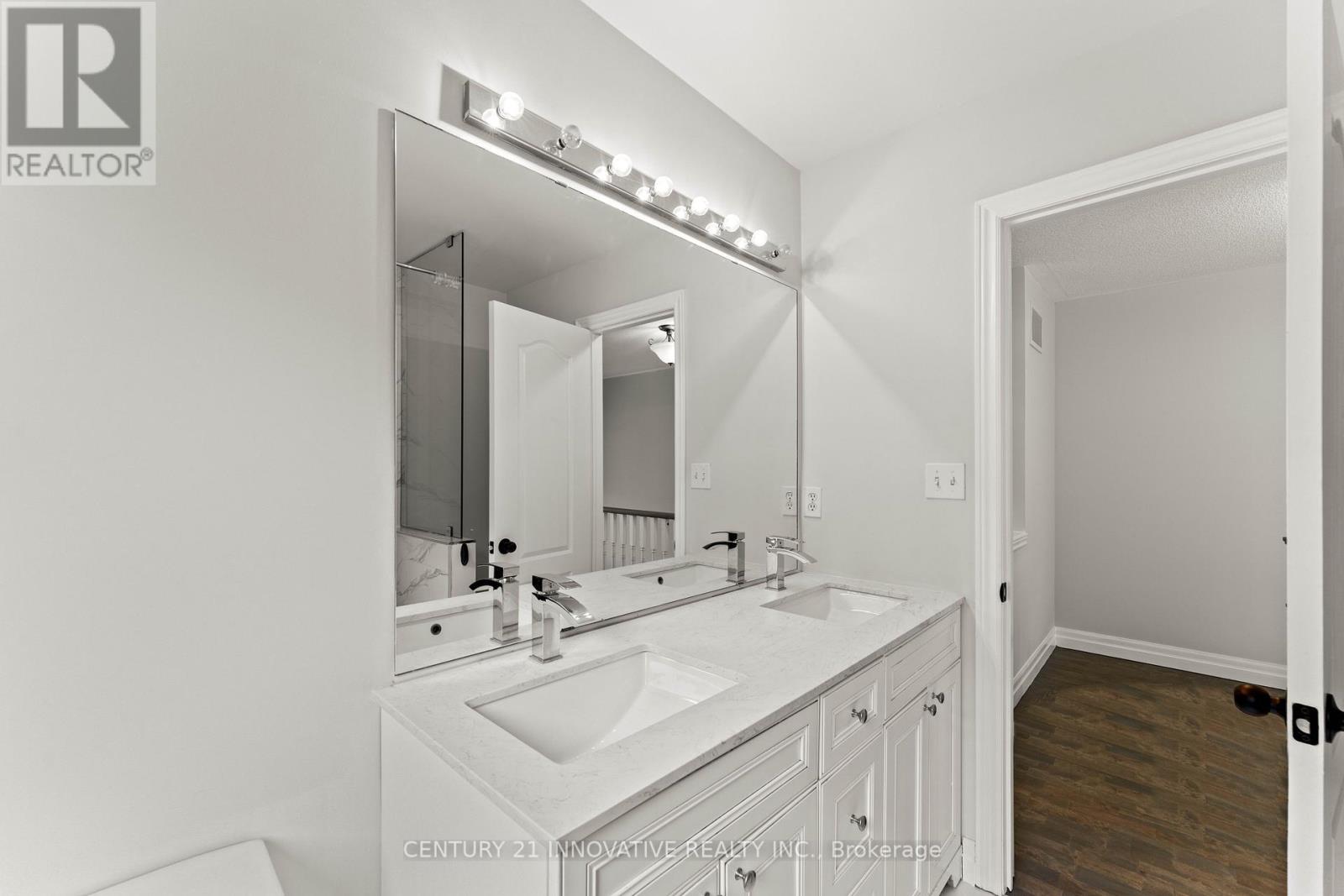 Photo 4 of 2442 Felhaber Crescent, Oakville ON
