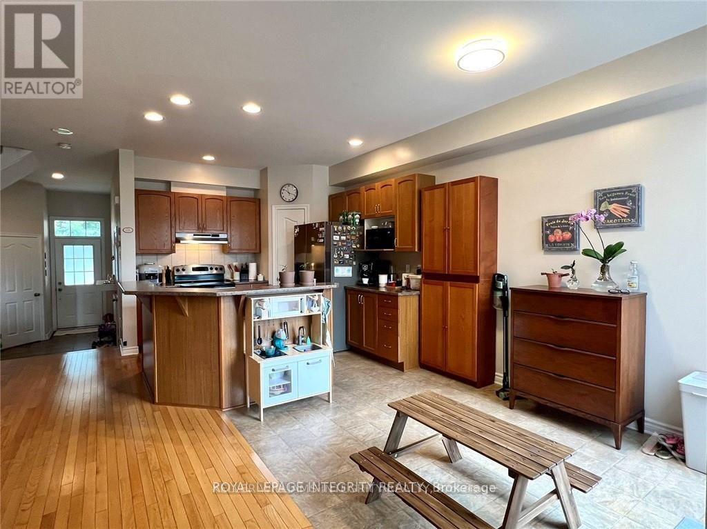 Photo 5 of 533 Remnor Avenue, Ottawa ON