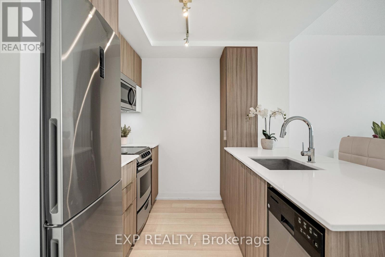 Photo 7 of 4506 56 Annie Craig Drive, Toronto ON