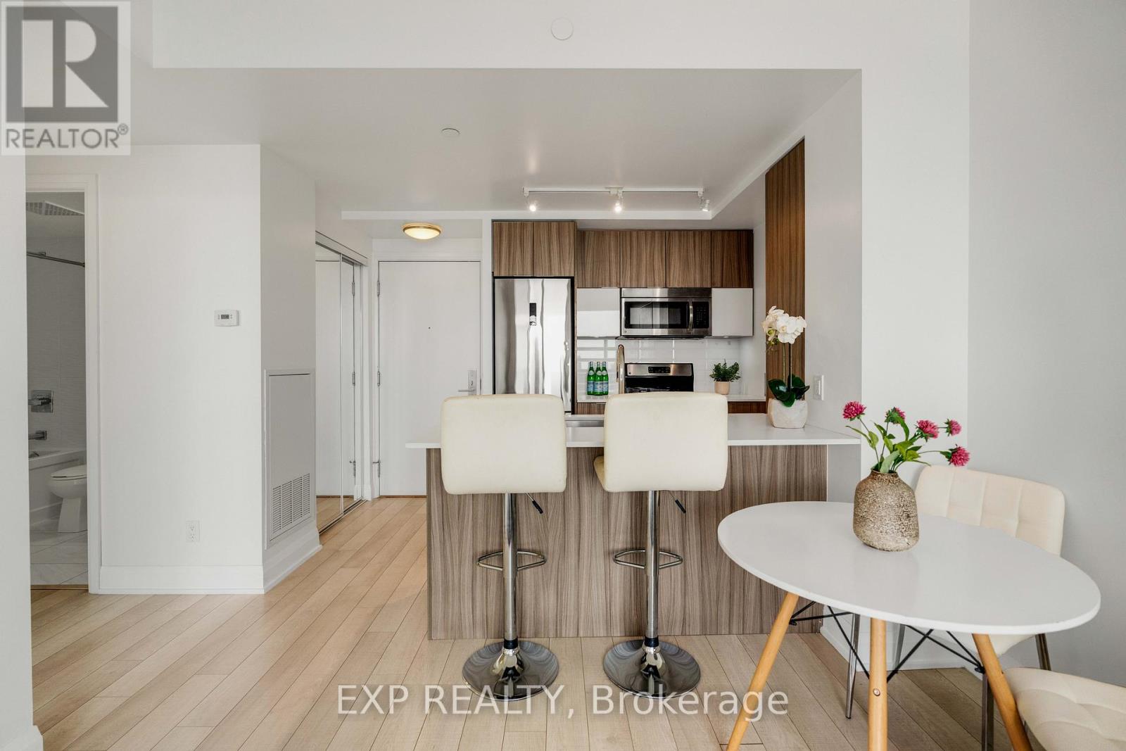 Photo 8 of 4506 56 Annie Craig Drive, Toronto ON