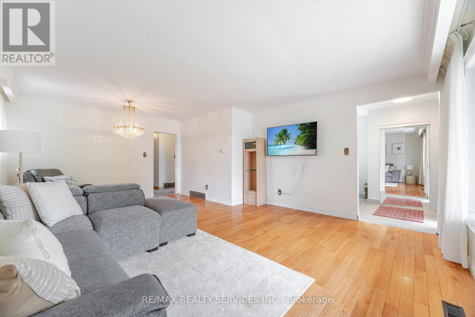 Photo 11 of 7541 Darcel Avenue, Mississauga ON
