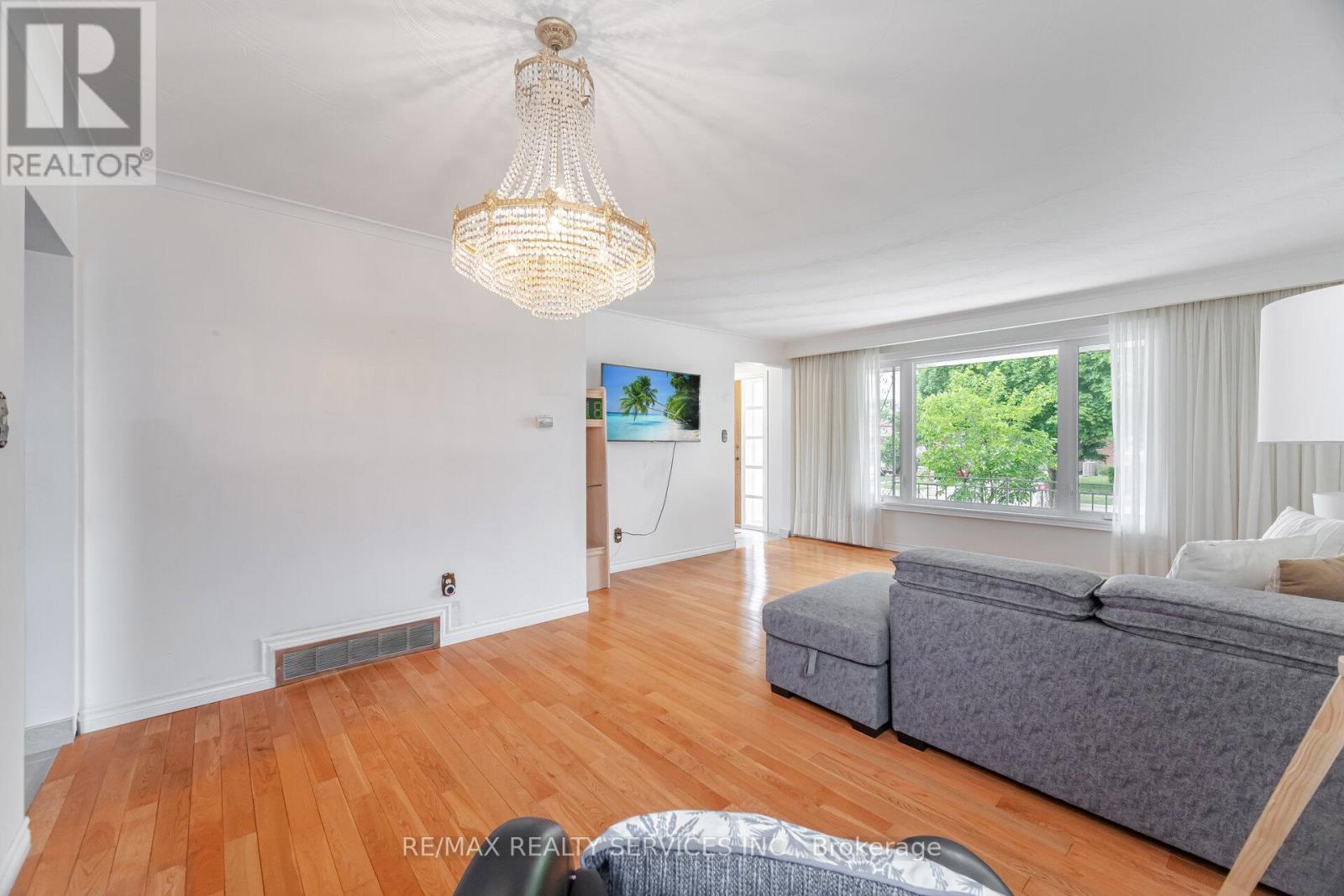 Photo 13 of 7541 Darcel Avenue, Mississauga ON