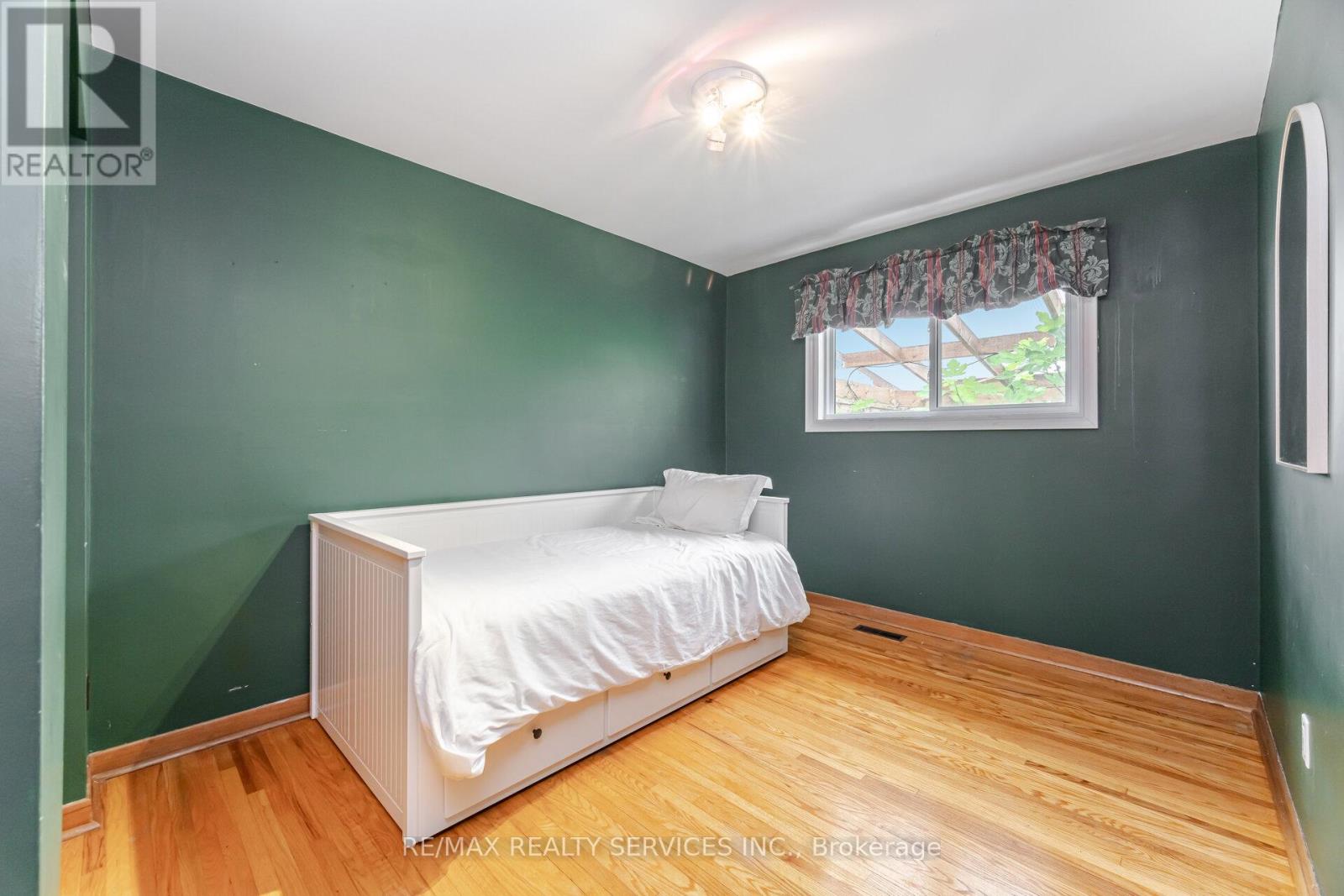 Photo 21 of 7541 Darcel Avenue, Mississauga ON