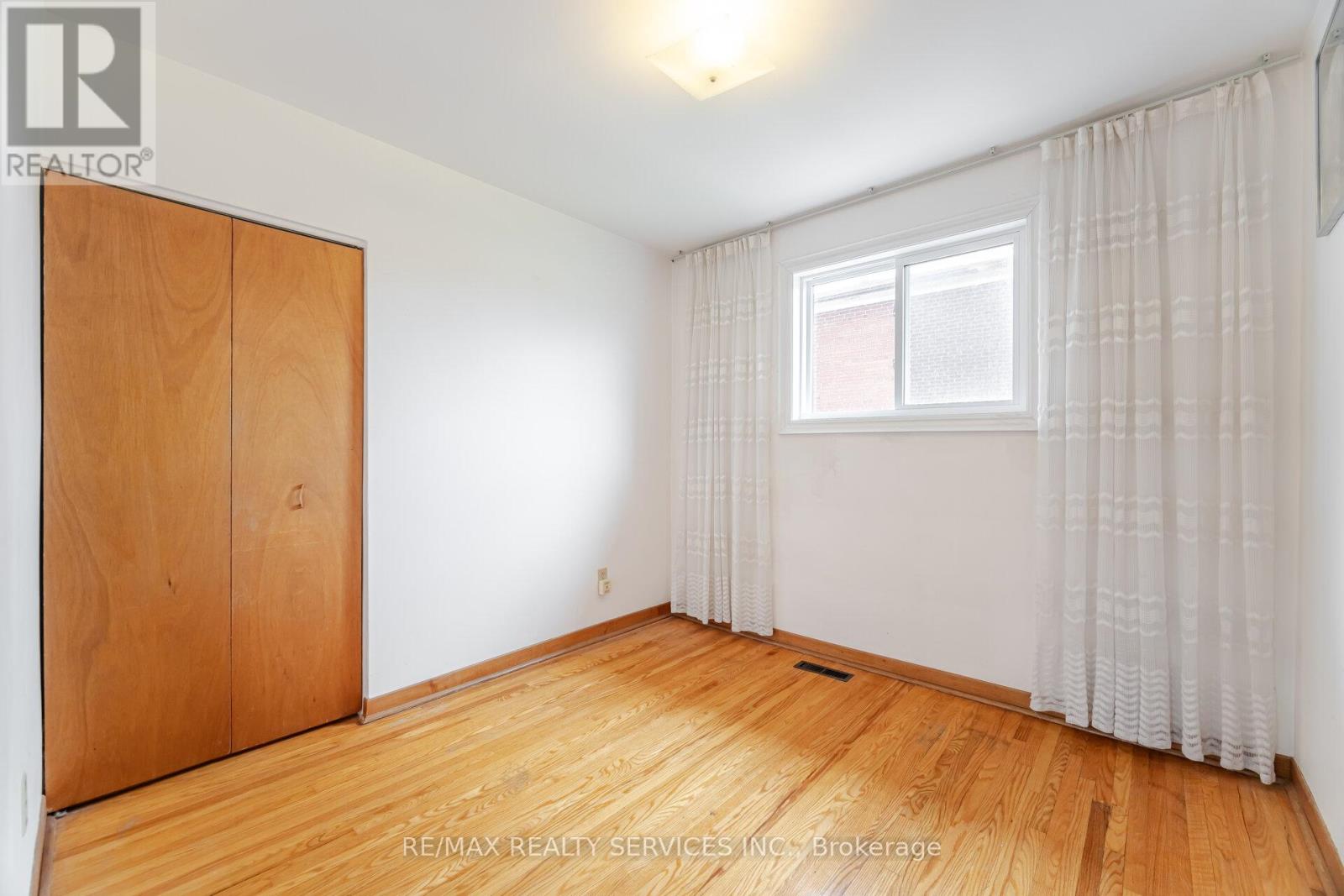 Photo 24 of 7541 Darcel Avenue, Mississauga ON