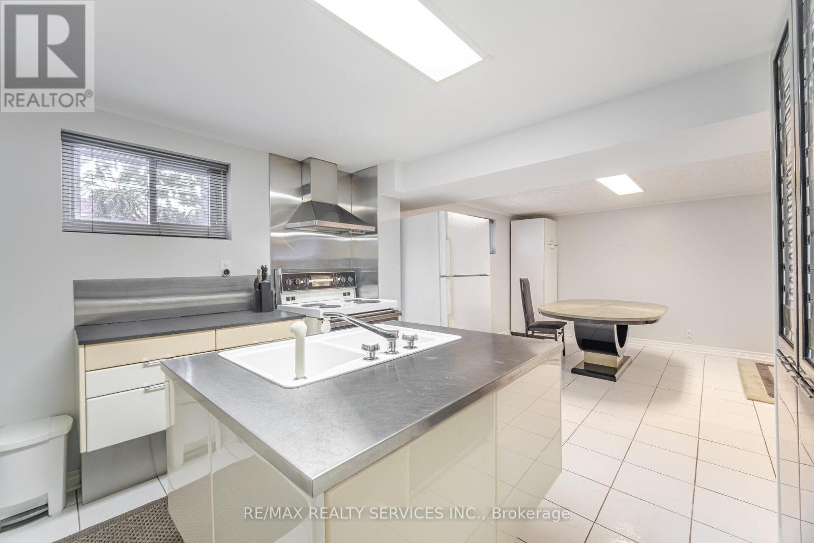 Photo 39 of 7541 Darcel Avenue, Mississauga ON
