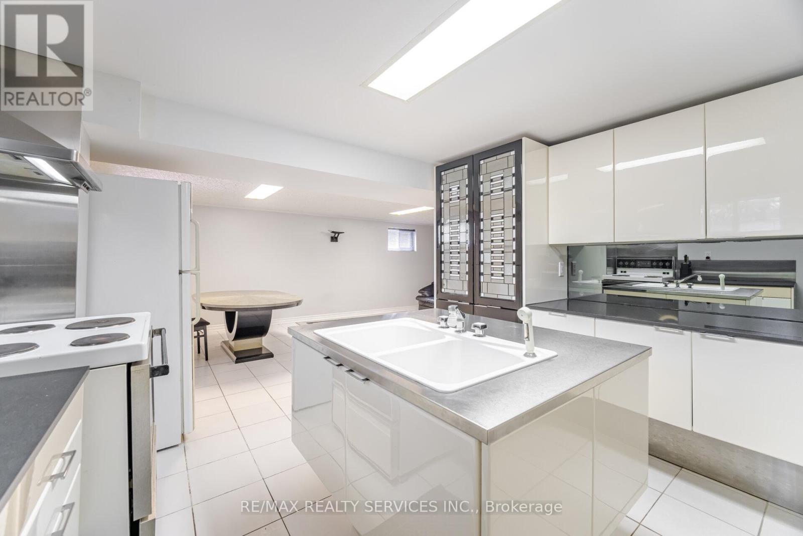 Photo 40 of 7541 Darcel Avenue, Mississauga ON