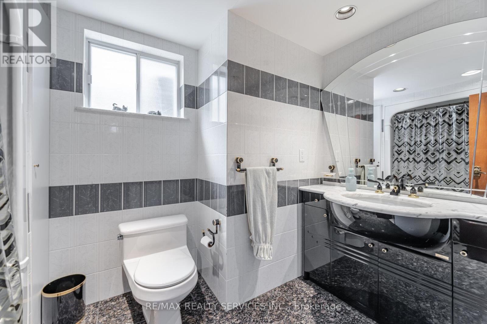 Photo 45 of 7541 Darcel Avenue, Mississauga ON
