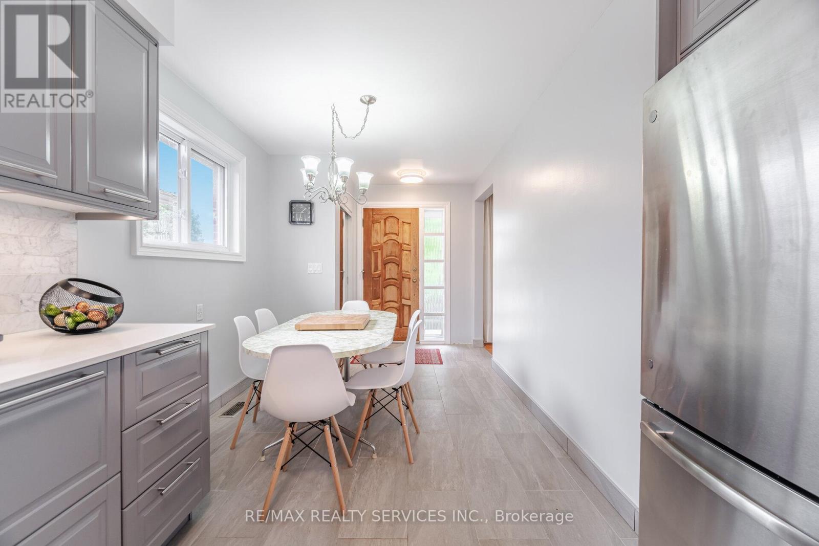 Photo 8 of 7541 Darcel Avenue, Mississauga ON
