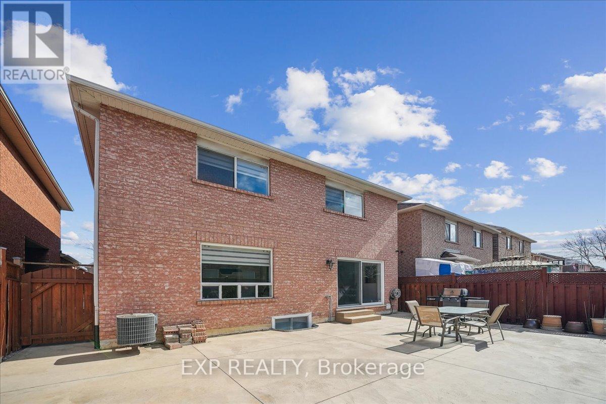 Photo 45 of 18 Raccoon Street, Brampton ON
