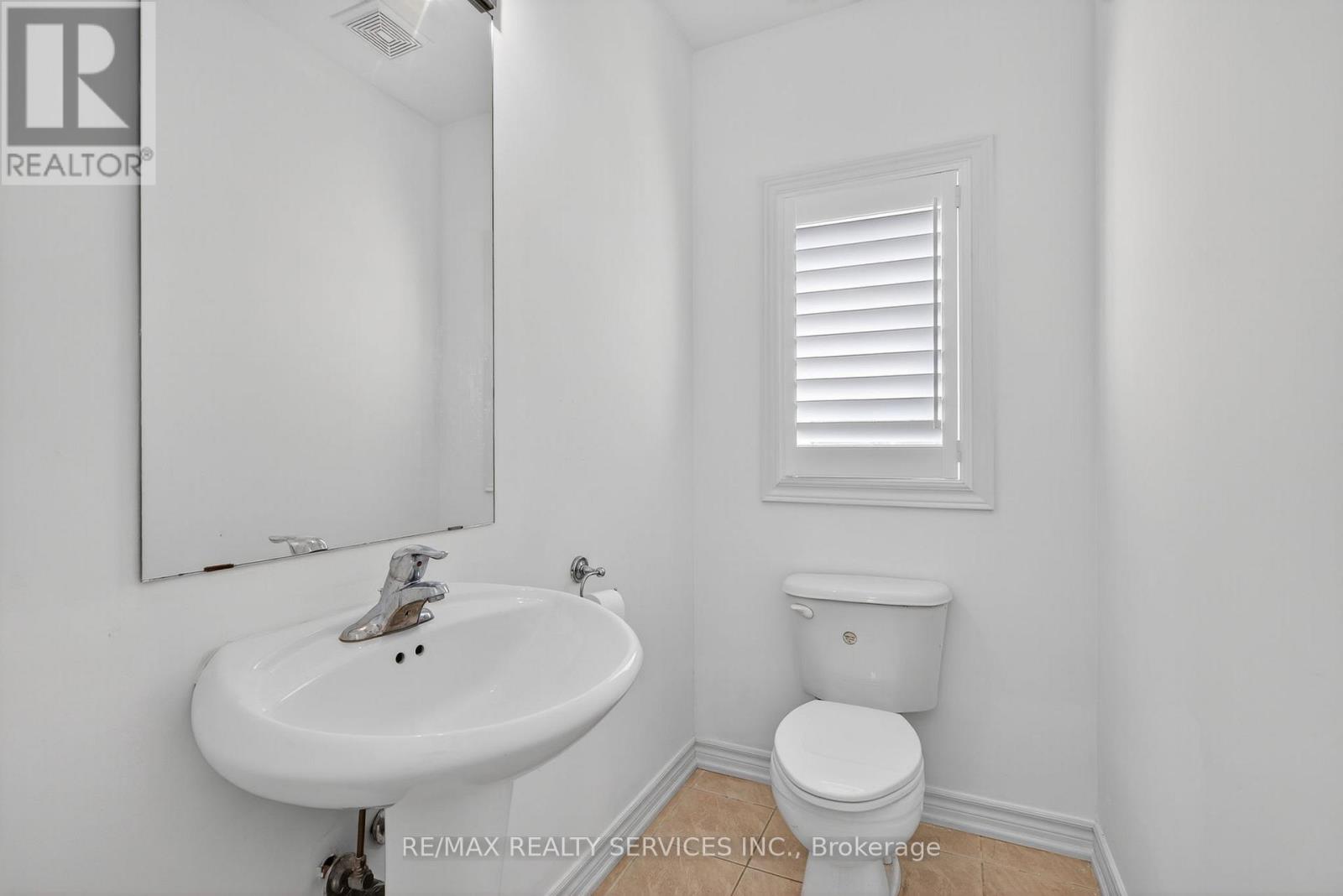 Photo 13 of 18 Fishing Crescent, Brampton ON