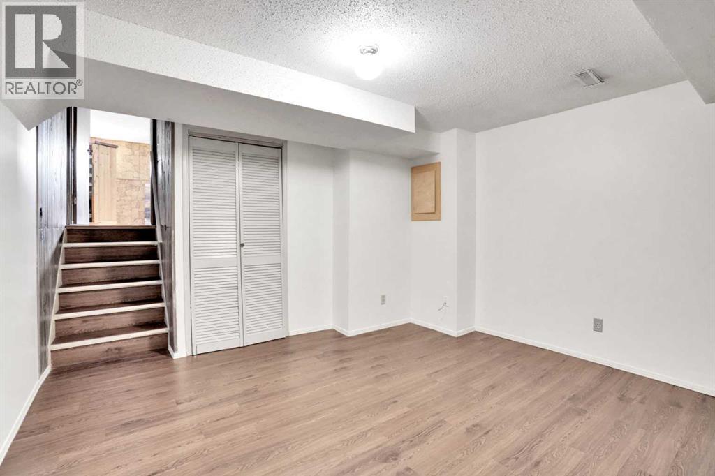 Single Family House 4 Level for Sale in  Erin Ridge Road SE Erin Woods Calgary 