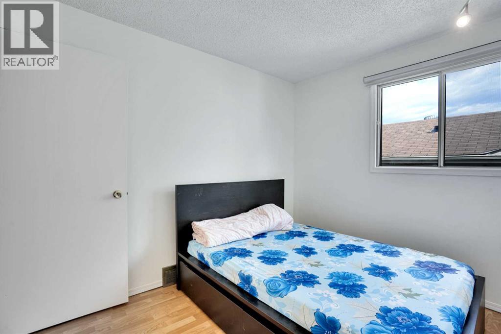 Single Family House 4 Level for Sale in  Erin Ridge Road SE Erin Woods Calgary 