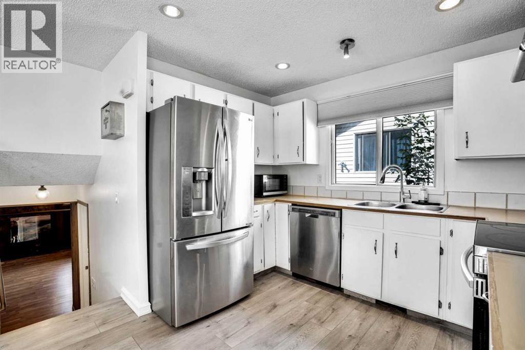Single Family House 4 Level for Sale in  Erin Ridge Road SE Erin Woods Calgary 