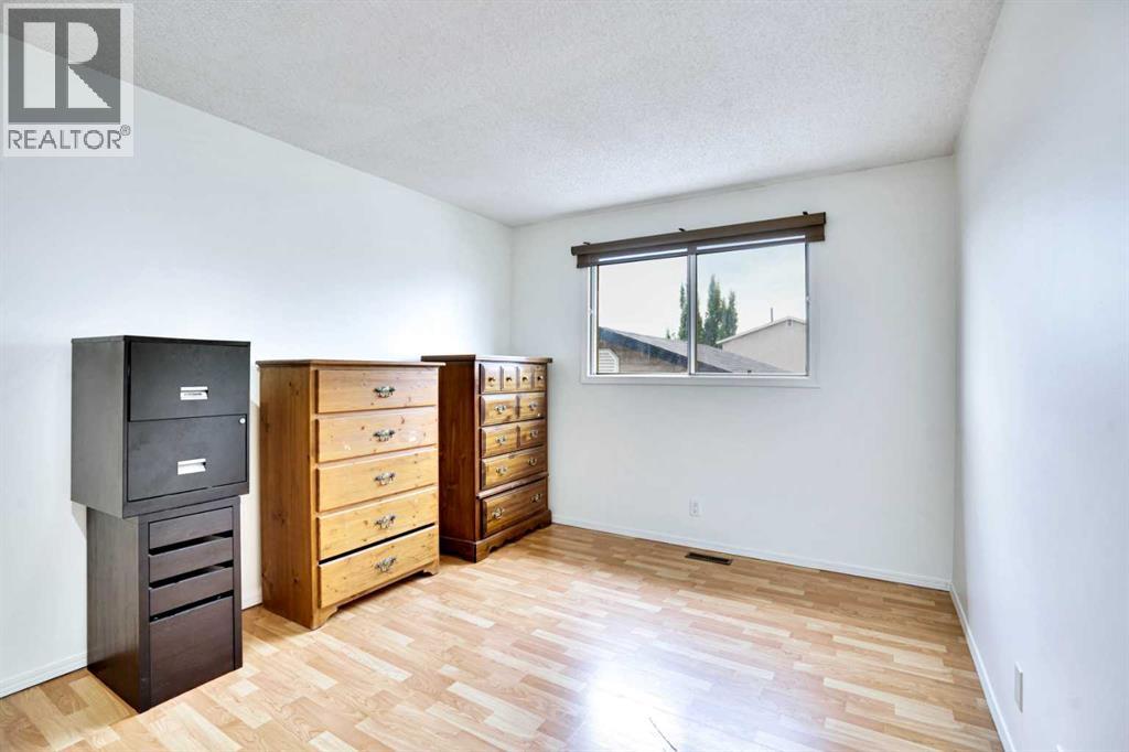 Single Family House 4 Level for Sale in  Erin Ridge Road SE Erin Woods Calgary 
