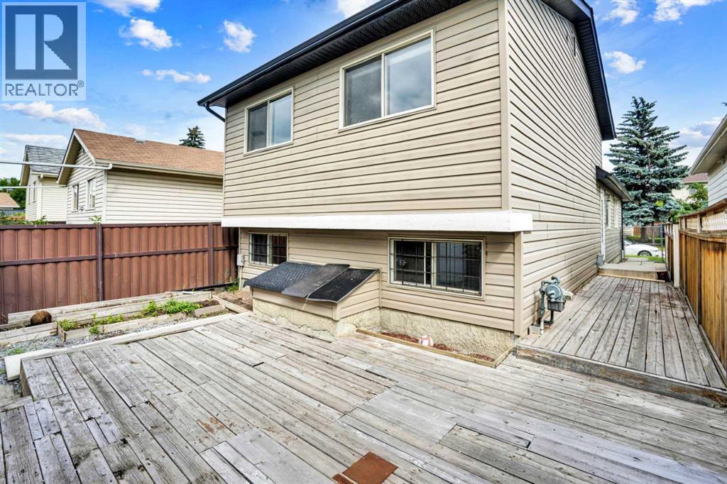 Single Family House 4 Level for Sale in  Erin Ridge Road SE Erin Woods Calgary 
