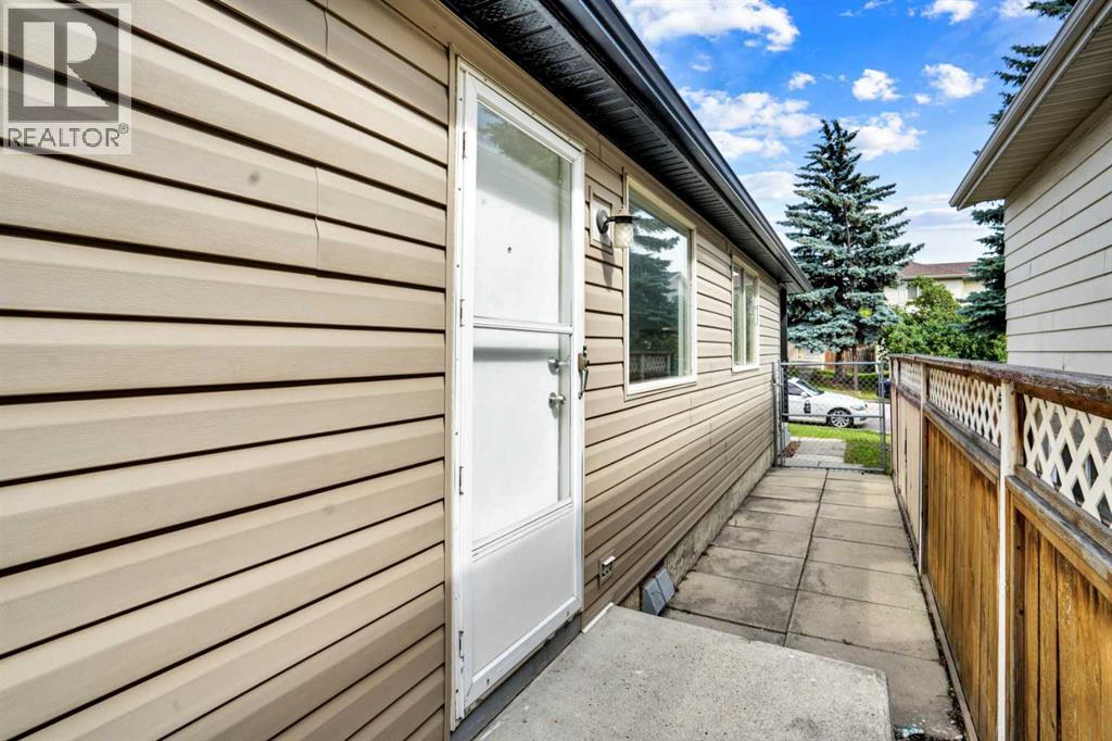 Single Family House 4 Level for Sale in  Erin Ridge Road SE Erin Woods Calgary 