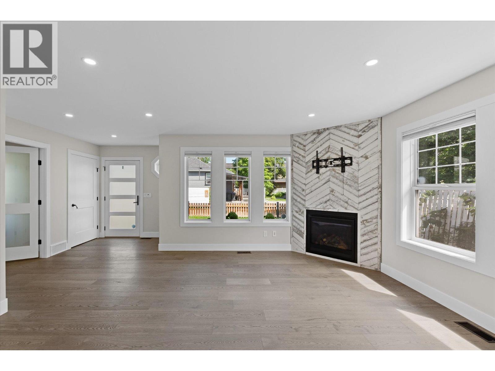 Photo 7 of 530 Rowcliffe Avenue, Kelowna BC