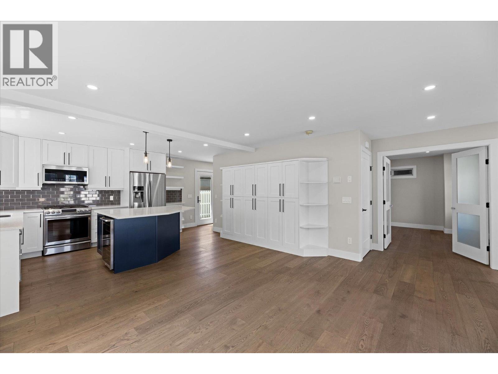Photo 8 of 530 Rowcliffe Avenue, Kelowna BC