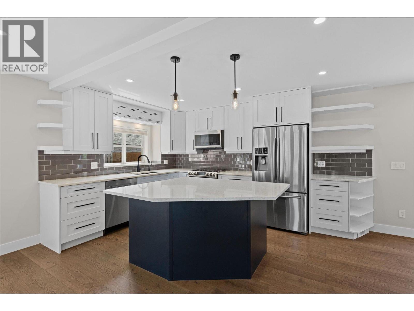 Photo 9 of 530 Rowcliffe Avenue, Kelowna BC