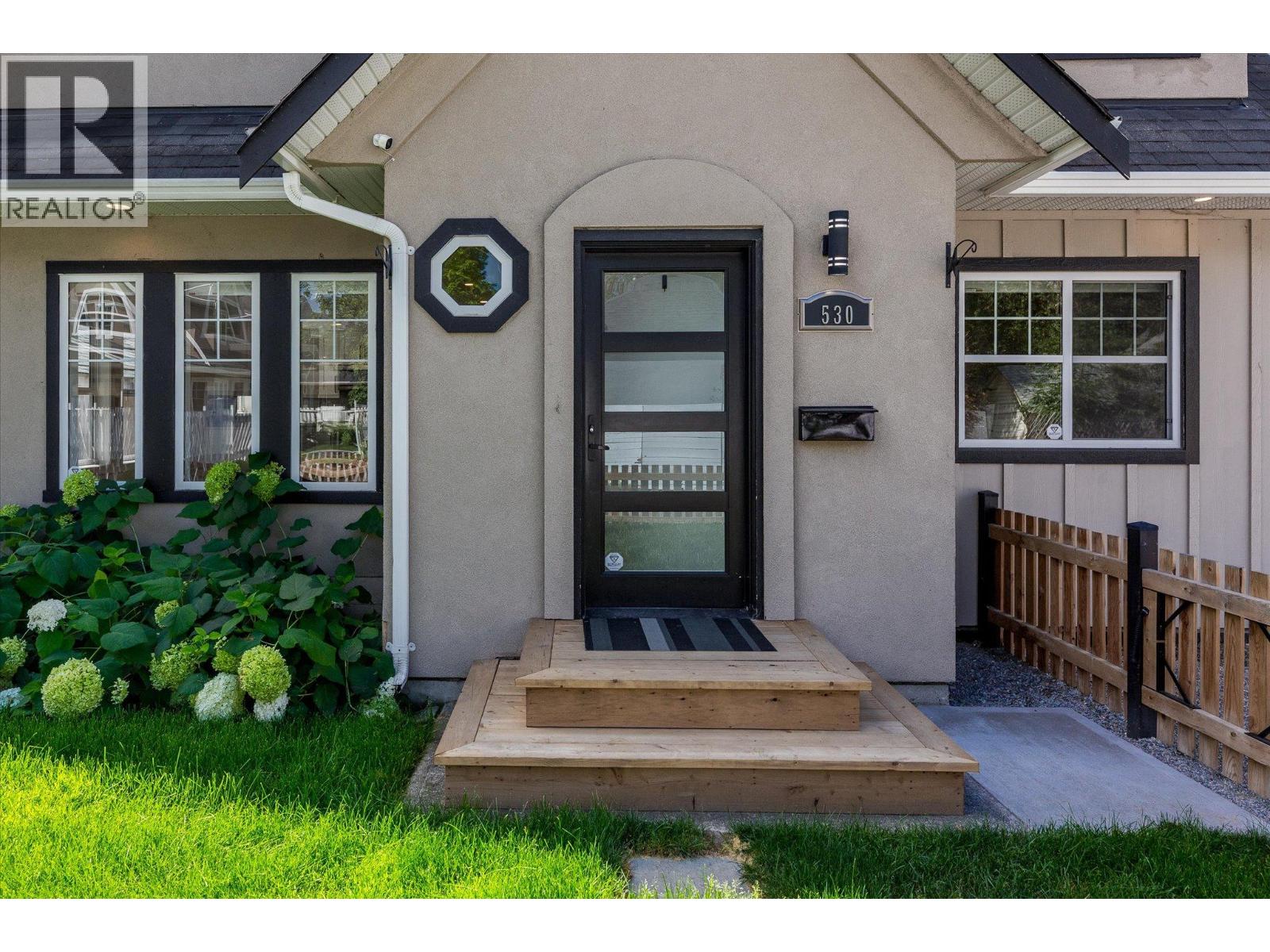 Photo 3 of 530 Rowcliffe Avenue, Kelowna BC