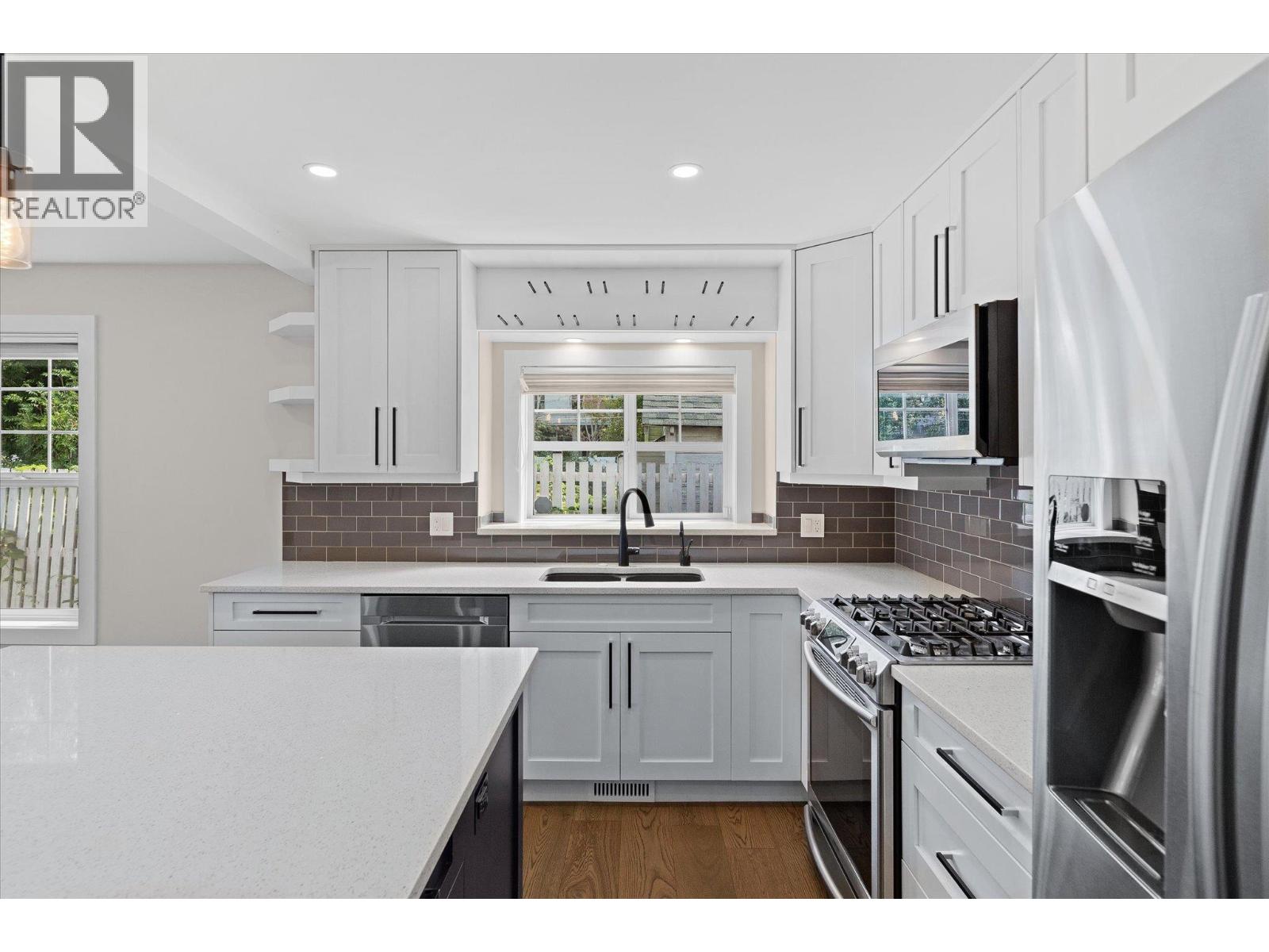 Photo 11 of 530 Rowcliffe Avenue, Kelowna BC