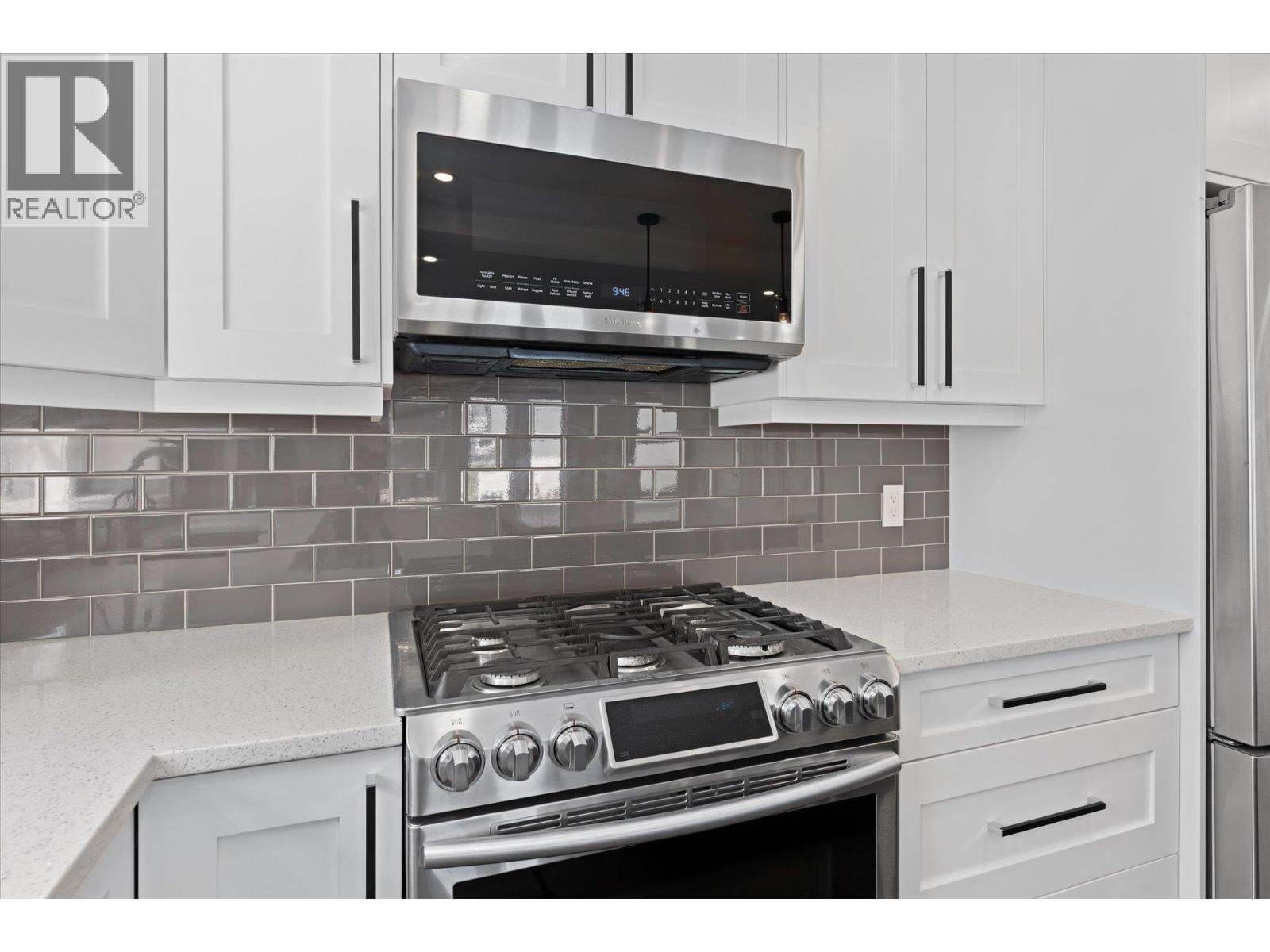 Photo 13 of 530 Rowcliffe Avenue, Kelowna BC