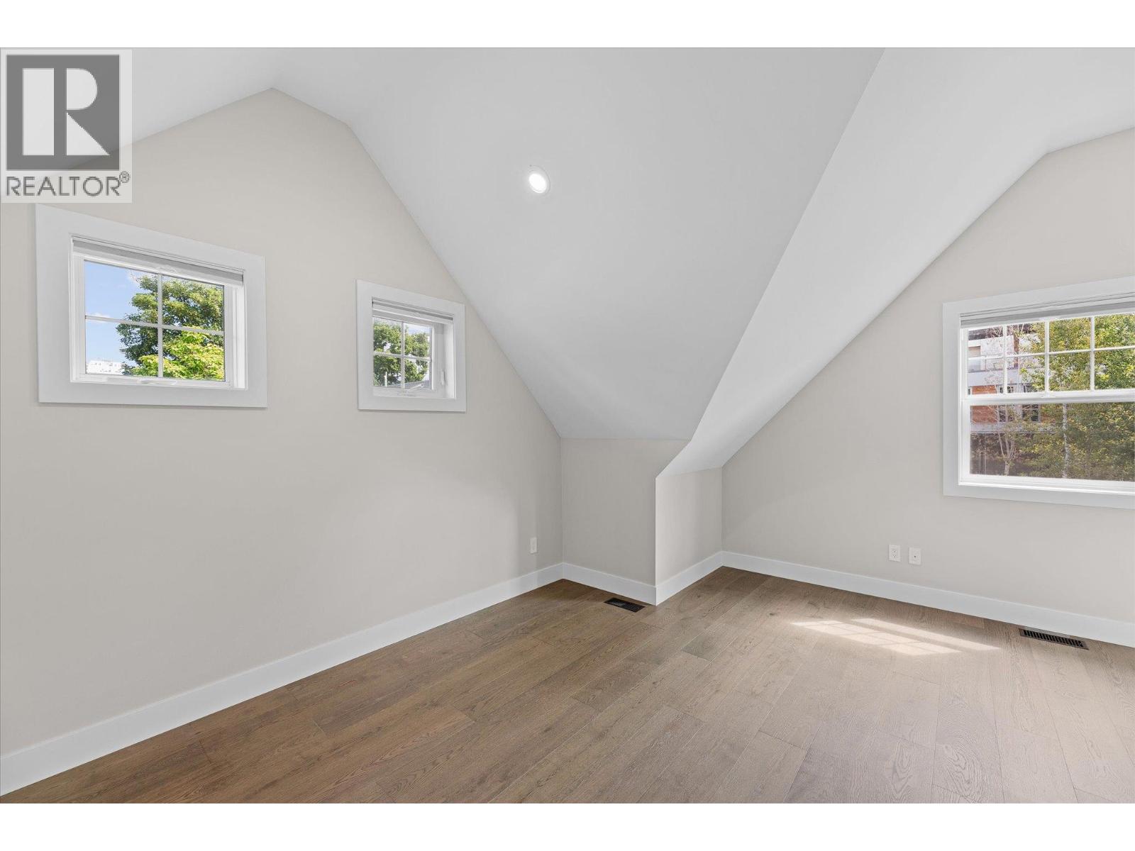 Photo 18 of 530 Rowcliffe Avenue, Kelowna BC