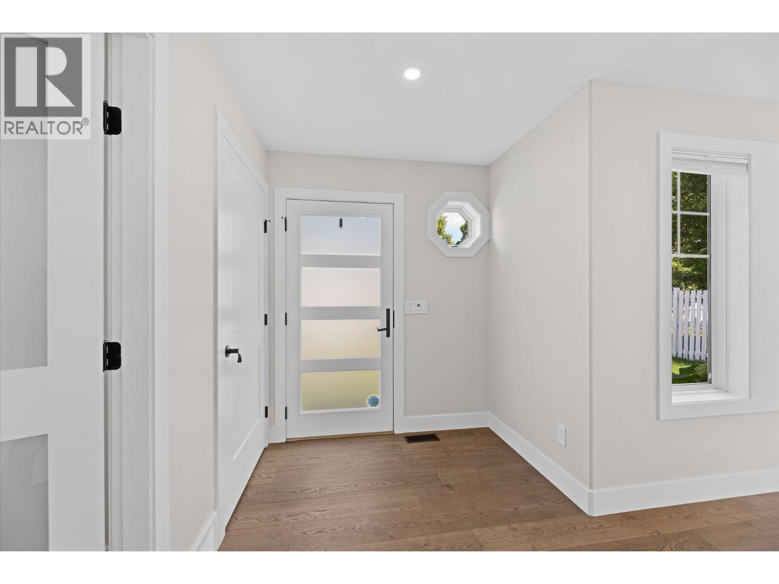 Photo 4 of 530 Rowcliffe Avenue, Kelowna BC