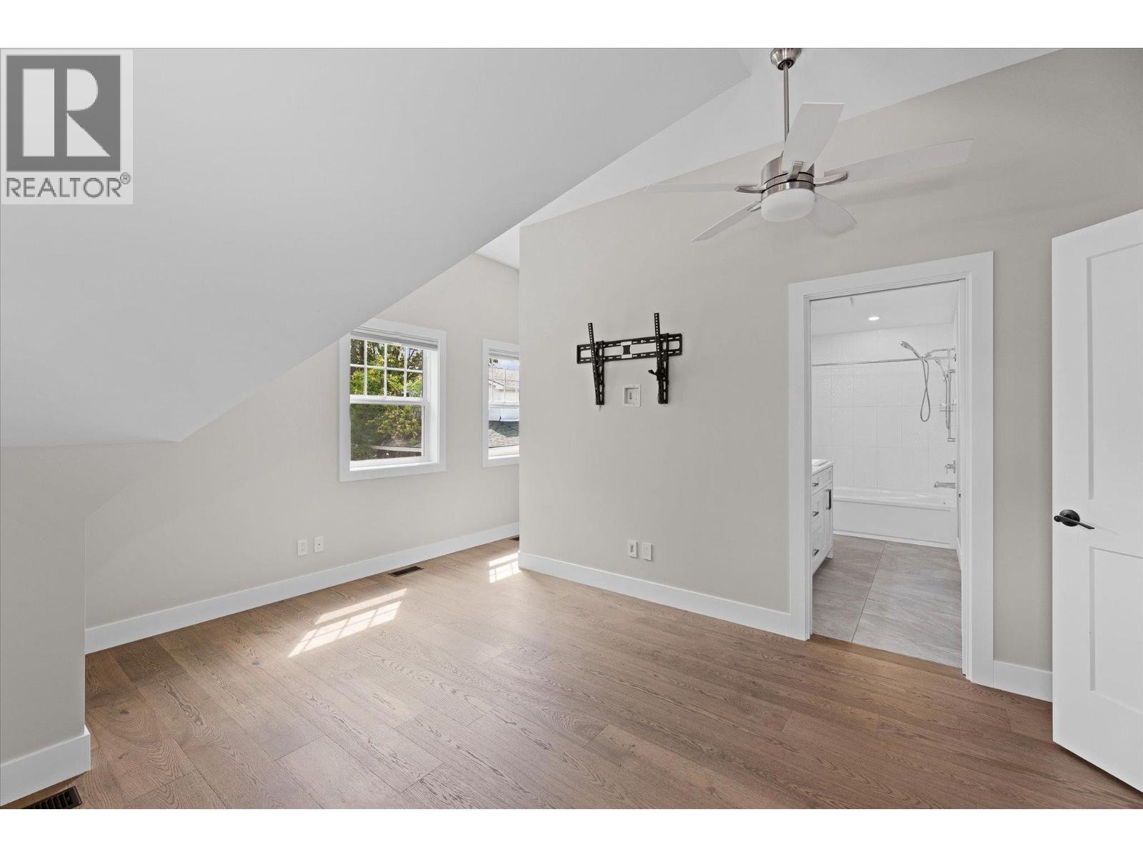 Photo 19 of 530 Rowcliffe Avenue, Kelowna BC