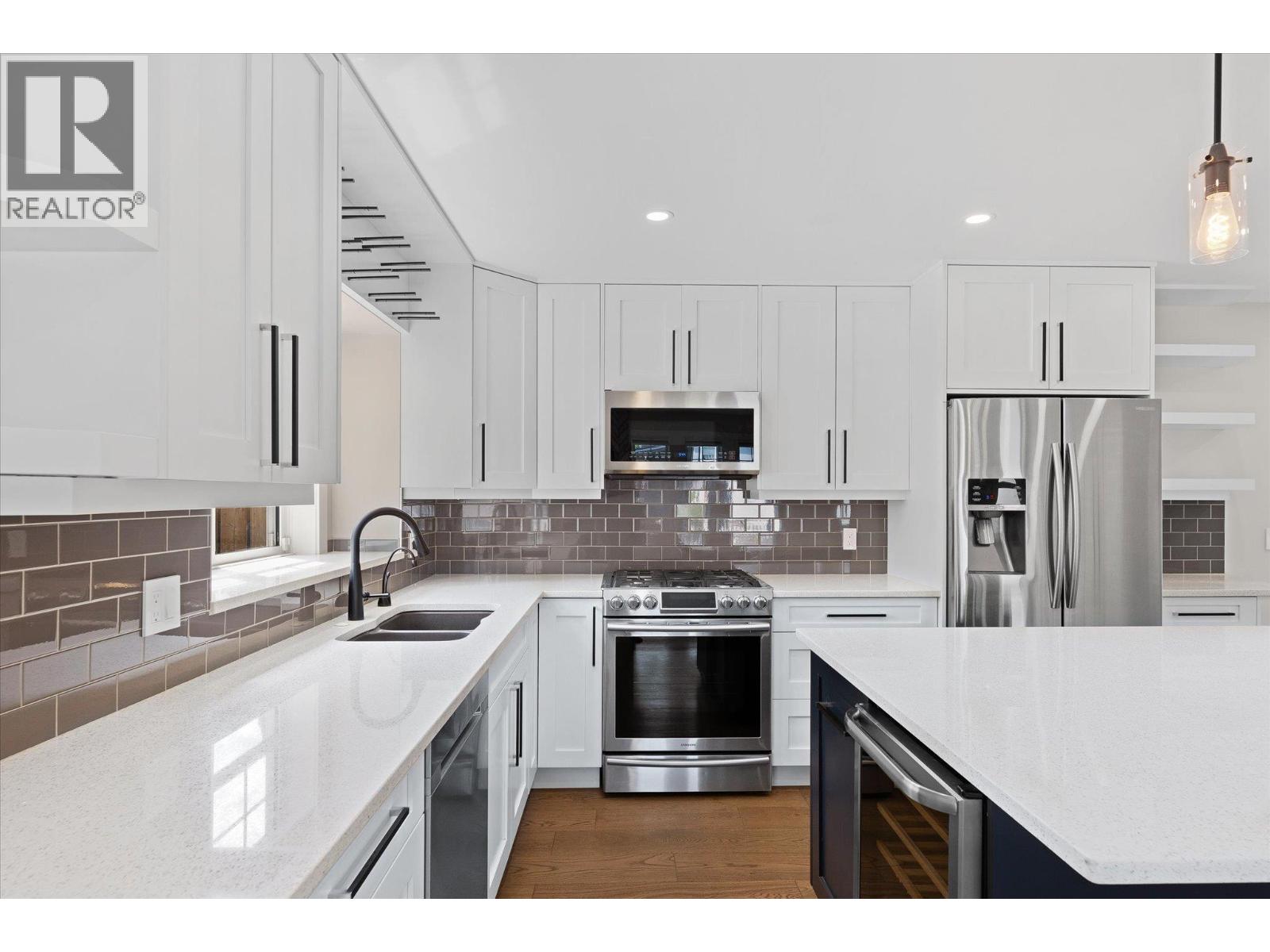 Photo 12 of 530 Rowcliffe Avenue, Kelowna BC